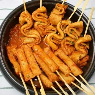 Hình ảnh Chả cá que Hàn quốc nấu sốt cay 