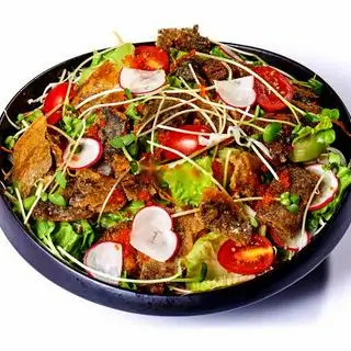 Hình ảnh Salad da cá hồi rán giòn
