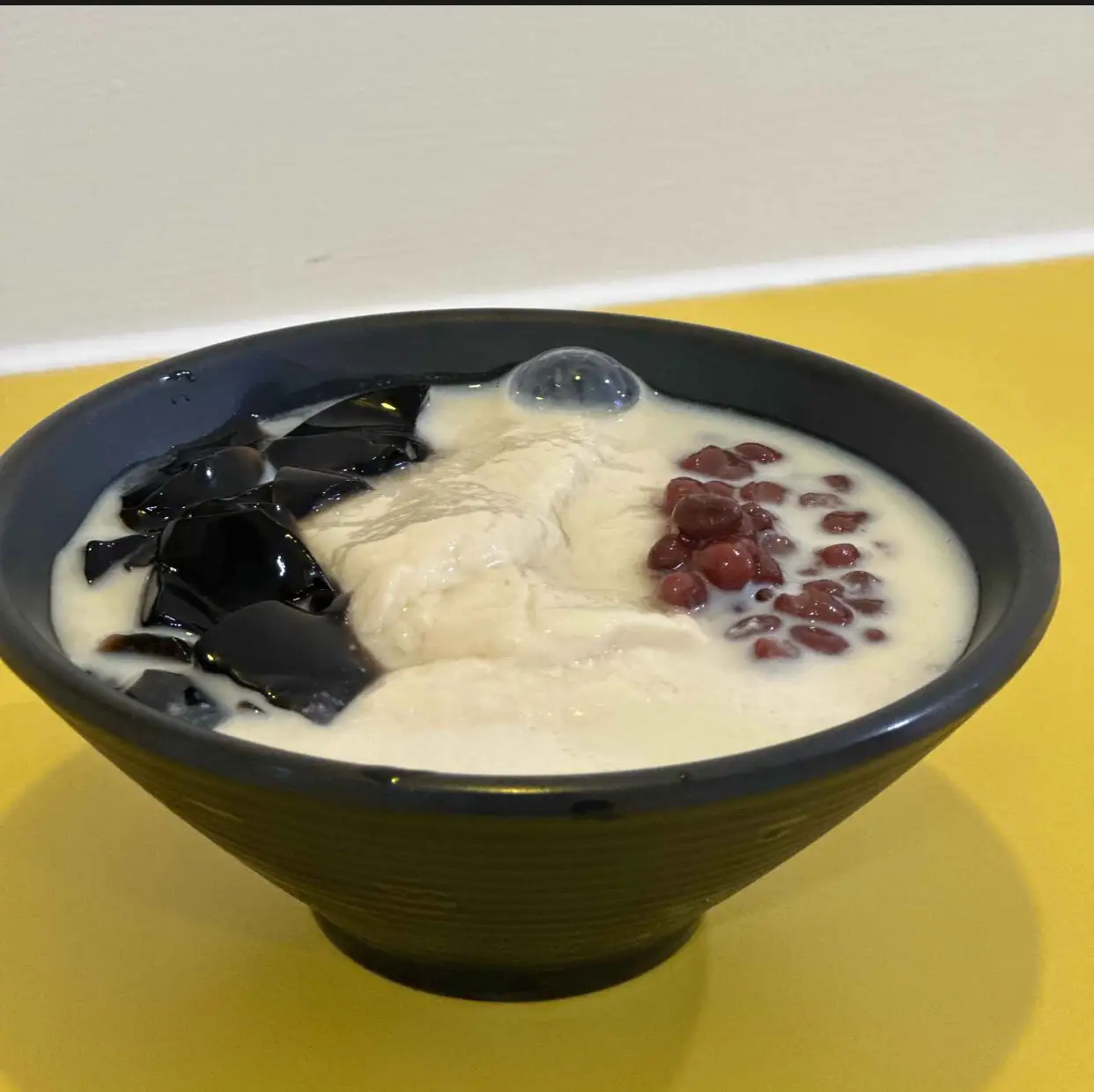 Tàu Hũ Đá Đậu Đỏ Sương Sáo - Tofu with Red Beans and Grass Jelly - 55.000 ₫ tại BINGO Cafe Saigon - Bùi Viện