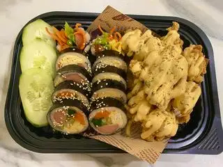 Hình ảnh Kimbap+ Gà viên sốt phô mai