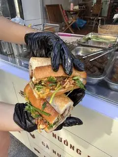 Bánh mì đặc biệt 3 tầng bò - gà - heo - 55.000 ₫ tại Bánh Mì Cùng Lì - Cô Giang
