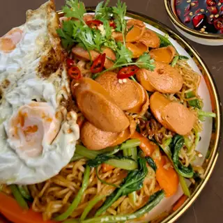 Mì Xào Xúc Xích Trứng - 55.000 ₫ tại Bếp Nhà Linh - Mì Xào, Bò Kho & Bún Mắm Nêm - Phan Huy Ích