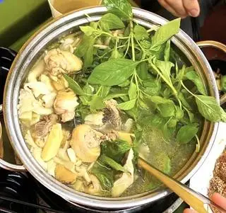 Hình ảnh Lẩu Gà Lá É (2-3) Người ăn