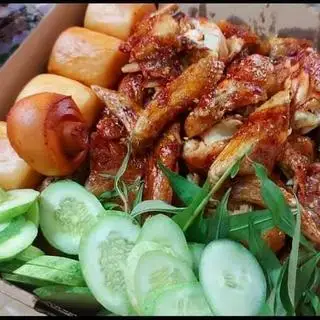 Hình ảnh 1 con gà nướng sốt bản đôn + nữa con gà nướng muối ớt