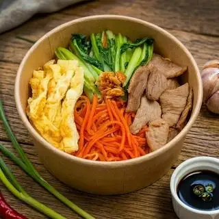 Hình ảnh MÌ XÀO THỊT BÒ, TRỨNG CHIÊN VÀ XÚC XÍCH