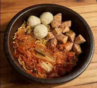 Hình ảnh Mì Indo trộn xúc xích cá viên