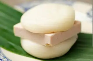 Hình ảnh bánh dày kẹp chả lụa
