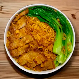 Hình ảnh Mì Trộn INDO Heo Chiên Sốt Mắm Tỏi