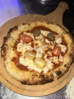Pizza margherita - 100.000 ₫ tại Pizza Wolf - Napoli Thủ Công Lò Củi - Kênh Tân Hóa