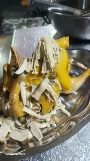 Hình ảnh Nữa Gà Tre Hấp Nấm Thơm Ngon 
