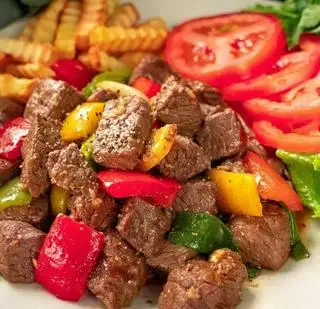 Hình ảnh Bò lúc lắc bánh mì hoặc khoai tây ( chọn 1 trong 2 )