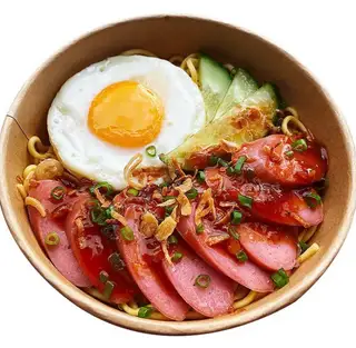 Hình ảnh mì trộn trứng xúc xích