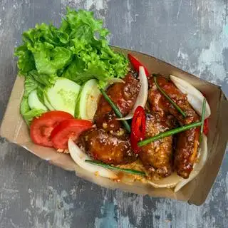 Cơm Chiên Cánh Gà Lắc Sốt Gochujang - 61.000 ₫ tại Cơm Calmette - Gà Xối Mỡ & Cơm Thố - Bến Vân Đồn