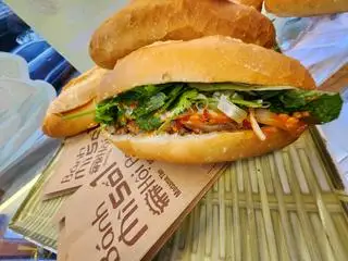 Hình ảnh Bánh mì chả bò - trứng