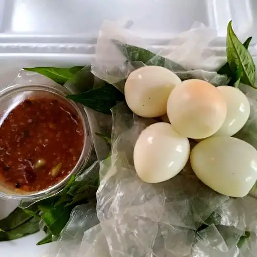 Bánh tráng dẻo sương chấm sốt sa tế muối tắc trứng cút - 40.000 ₫ tại Bánh Tráng 1989 - Bánh Tráng Trộn & Bánh Tráng Cuốn - Đông Hồ