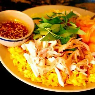 Cơm gà xé - 50.000 ₫ tại 3 Con Gà - Cơm Gà Phú Yên - Điện Biên Phủ