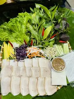 Bánh tráng cuốn thịt đùi 3 người - 230.000 ₫ tại Tứ Hòa - Bánh Tráng Cuốn Thịt Heo - Nguyễn Gia Trí