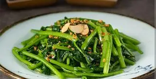 rau muống xào  - 40.000 ₫ tại Ông Cua - Bùi Viện