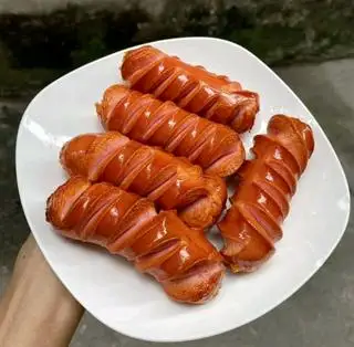 xúc xích thêm  - 15.000 ₫ tại MÌ TRỘN CÔ HAI - Đường Số 1