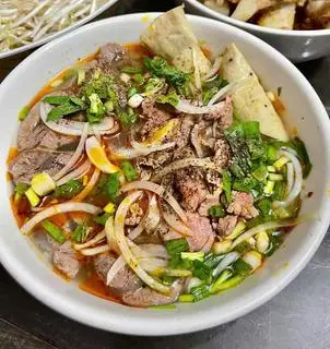 Bún bò tái nạm - 65.000 ₫ tại Quán Bún Bò & Phở Cô Sáu - Nguyễn Trãi