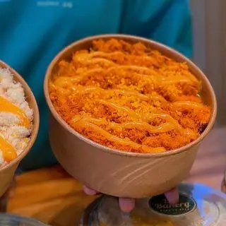 Hình ảnh Bông lan trứng muối hoàng kim - chà bông gà