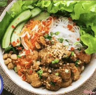 Hình ảnh Bún trộn thịt xiên( Ảnh minh hoạ)