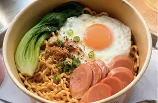 Hình ảnh Mì trộn Trứng - Xúc Xích
