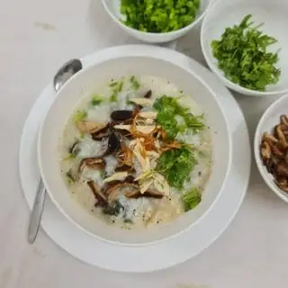 Hình ảnh Cháo đùi gà nấm hương