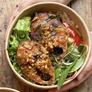 Hình ảnh Bún cá ngừ kho cay - phần lớn