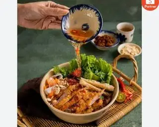Hình ảnh Mì trộn nem nướng - chiên