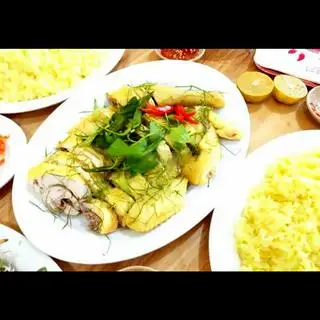 Hình ảnh Nửa con gà chặt lá chanh - cơm - gỏi