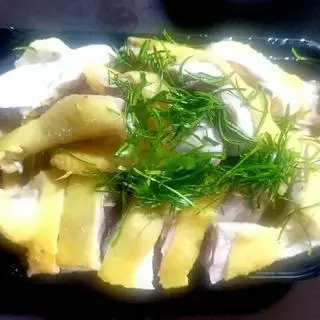 Hình ảnh Nửa con gà chặt lá chanh kèm gỏi