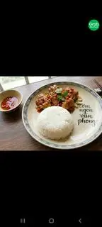 Hình ảnh cơm gà kho xã ớt thơm ngon