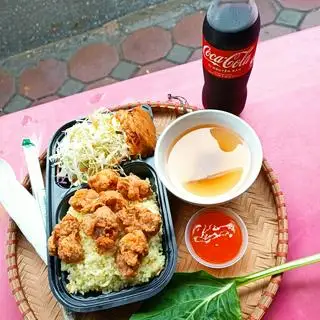 Hình ảnh Cơm gà viên sốt cay + coca lạnh