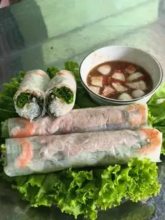 gỏi cuốn tôm thịt nạt (1 cái) chấm tương đậu - 12.000 ₫ tại O Nga - Gỏi Cuốn & Bún Mắm Nêm - Nguyễn Sỹ Sách