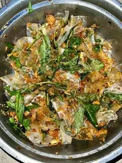 Hình ảnh bánh trang sate tỏi gion