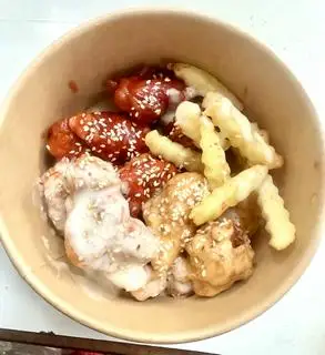 Gà sốt mix vị ( sốt ớt, phomai, trứng muối) size L - 65.000 ₫ tại Gà Sốt Hàn Quốc HV Food - Đường 11