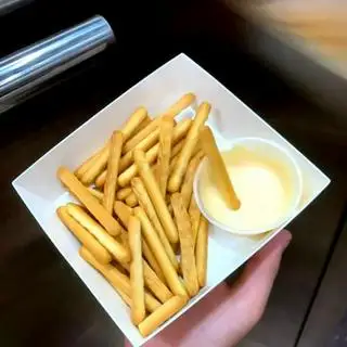 Hình ảnh Bánh quy đũa chấm sốt kem