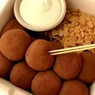 Hình ảnh Bánh Mochi vị ca cao chấm sốt kem phô mai