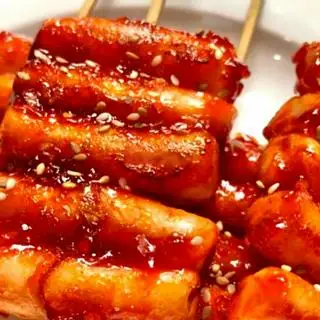 Bánh gạo chiên sốt cay - 32.000 ₫ tại Wonder Chicken - Gà Rán & Mỳ Trộn Sốt Hàn Quốc - Trần Mai Ninh