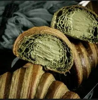 BÁNH CROISSANT NHÂN KEM MATCHA CEREMONIAL (BANU00002) - 100.000 ₫ tại The Vagabond Pâtisserie & Café - Trần Cao Vân
