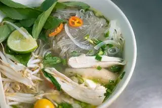Hình ảnh Miến Gà Ta Lườn Thịt Mềm Đẫm Thịt
