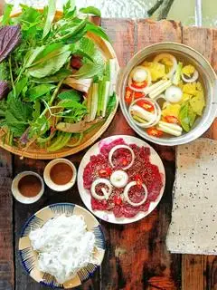 Hình ảnh Bò nhúng giấm cuốn rau xanh
