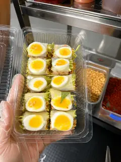 Hình ảnh Bánh tráng cuộn trứng lòng đào chấm tắc