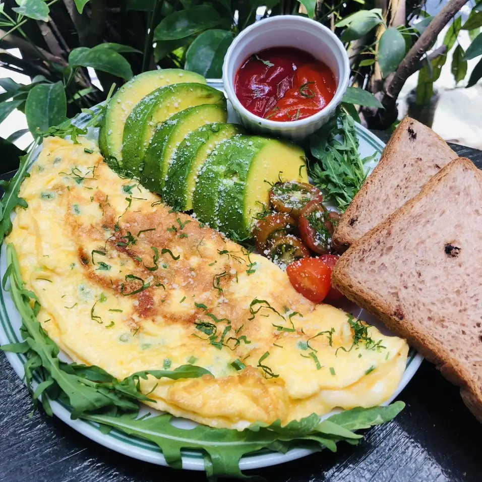 F1.99 .Trứng chiên phomai,ăn kèm bơ trái, cà chua bi, Sandwinch chocolate - 139.000 ₫ tại Santo Veggies - Salad Chay & Cheese - Võ Trường Toản