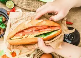 Bánh mì xúc xích kèm 1 ly coca - 34.000 ₫ tại Bread 24h Hamburger & bánh Mì - Điện Biên Phủ