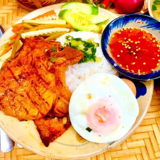 Cơm tấm sườn miếng - trứng ốp la - soup - 64.000 ₫ tại Cô Ba Chề - Cơm Tấm Long Xuyên - Nguyễn Thái Bình