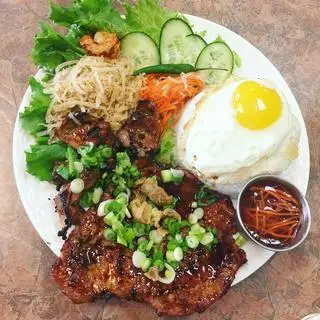 Cơm Tấm Sườn Lạp Xưởng - 67.000 ₫ tại Cơm Tấm Sài Gòn Chị Hằng - Tôn Đản