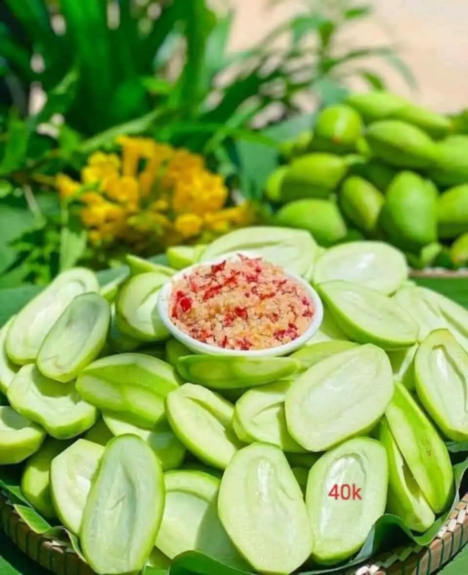 Hình ảnh Xoài non 500g kèm muối tôm