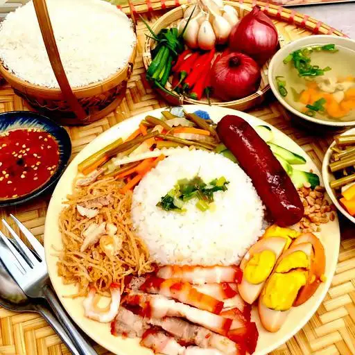 Cơm tấm long xuyên - lạp xưởng tươi - 73.000 ₫ tại Cô Ba Chề - Cơm Tấm Long Xuyên - Nguyễn Thái Bình